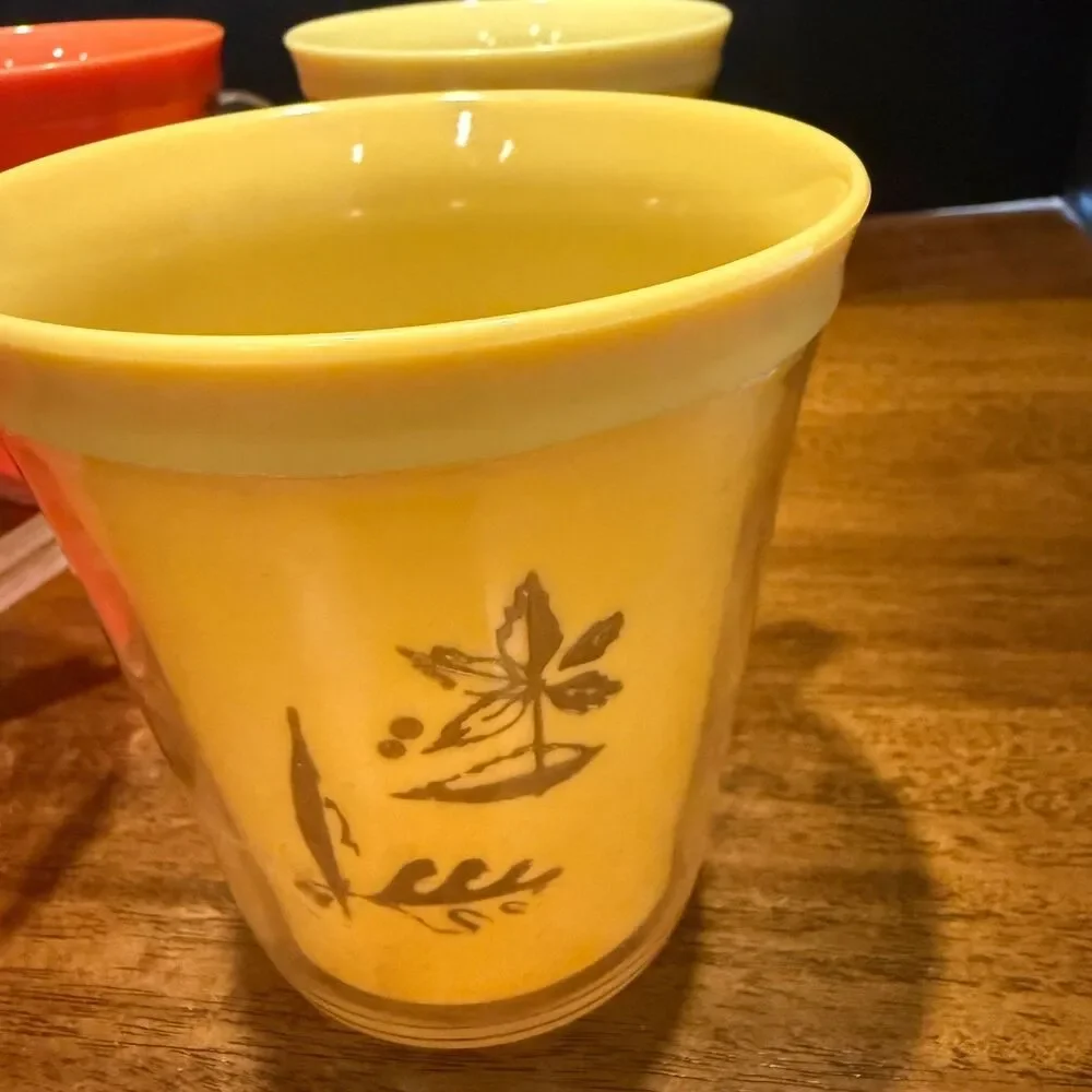 Set of 6 Vtg Insulated Plastic Mugs Double Wall Gold Leaf Print MCM
